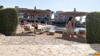 Crazy girl pee on a public beach right on her pants!