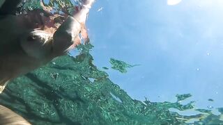 Ma meilleure amie nage nue à la plage publique ça fini en doigtage et éjaculation dans la bouche ell