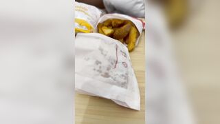 Después de una rica comida me toca pagar con una rica cogida de culo