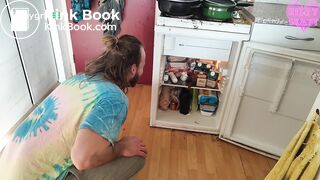 Kitty skatt big shit in his fridge to surprise him