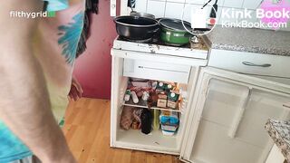 Kitty skatt big shit in his fridge to surprise him