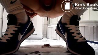 Morgenschiss mit Nike Sneakers