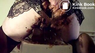 Gros plan suçage de gode merdeux