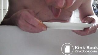 Piss onto plate and play