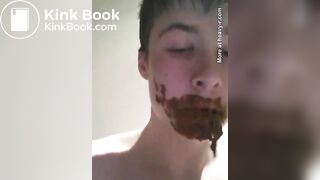 Twink smears own face
