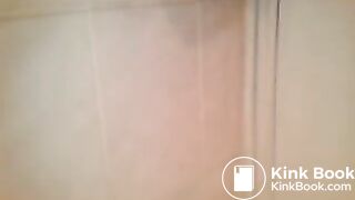 haciendo popo en una tapa