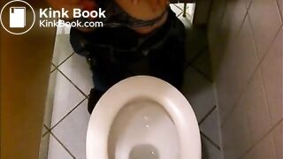 Auf öffentlichem Klo 3