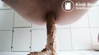 beim Kacken mit Dildo