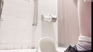 ショッピングモールのトイレでおしっこ【個人撮影】日本人 色白 Peeing in the mall toilet