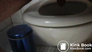 2XIns Klo gepisst und DAVOR gescatet