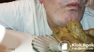 Scat Cagando en el plato