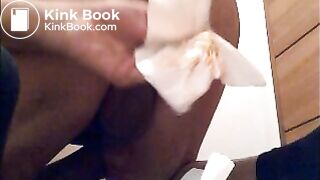 Tomi putzt sich den Arsch