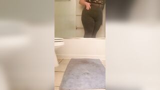 Vibrating my clit while i have to pee ( super wet!!!) pissing and cumming all over my gray leggings