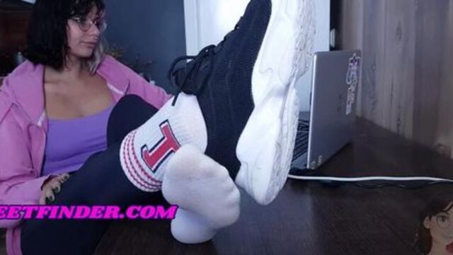 TEEN IN SOCKS TEASING WTH FEET