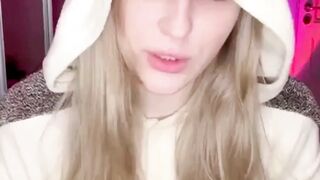Hot girl show boobs to her subscribers