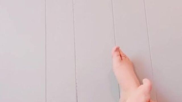 my first foot video - stepping, stretching, tapping, and toe wiggling