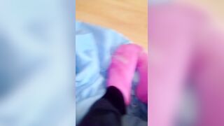 I cum on her Teen feets (she ist wearing pink socks)