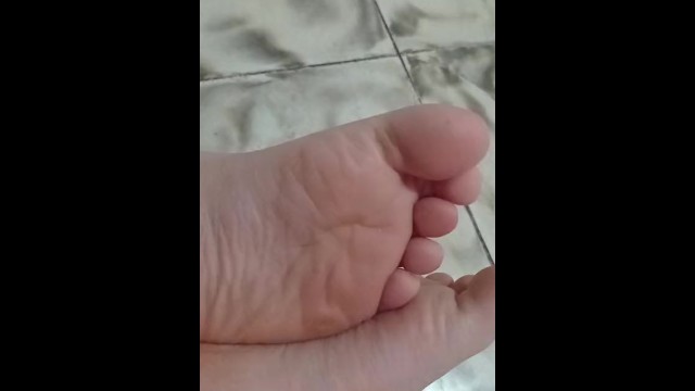 I send a video of me touching my feet so he can masturbate with me pinay