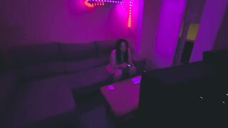 el amigo de mi novio me pilla jugando al fortnite y me mete la polla en la boca y se corre en mis pi