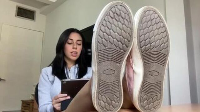 Latina shows feet while reading