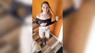 Rubia teen fetiche de pies se masturba y come su ropa interior