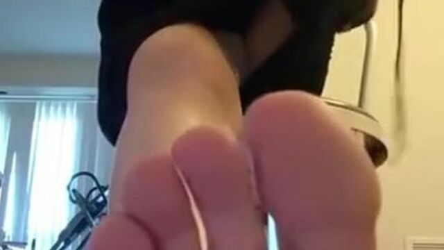 giantess roommate feet tease