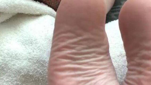 Cum on her soles with a big nut!!!