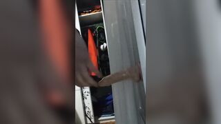 Jugando con un dildo pequeño y una gran patata