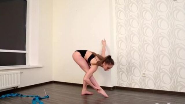 Super flexible young girl Anna Rugolmas