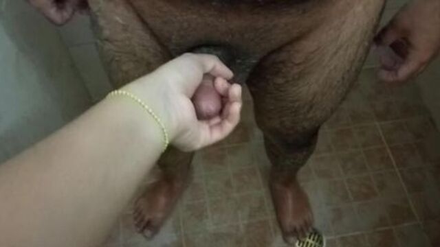 lavando el pene de mi amigo