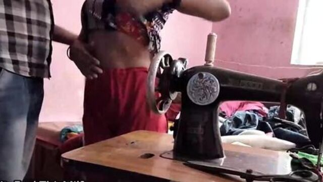 Tailor ne bhabhi ka  naap  lete lete bhabhi ko hi chod dala