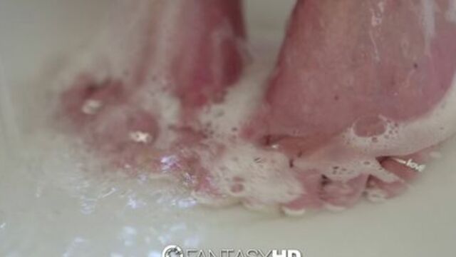 FANTASYHD - Zoey Paige gets her feet ready for some toe sucking