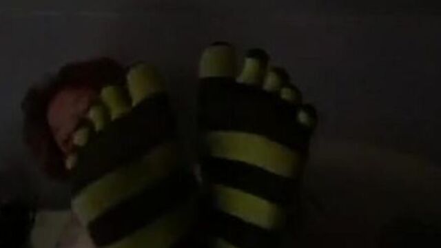 Dark toe sock wiggle