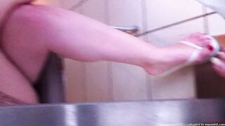 mes pieds sous la table 1