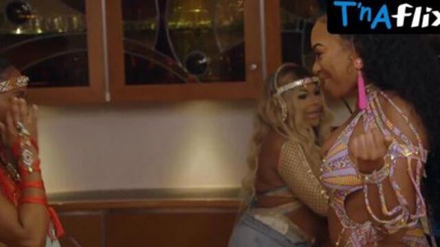 Lil' Kim Sexy Scene  in Girls Cruise (Lil' Kim, Lil Kim)