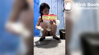 Beautiful women pooping in the toilet 72