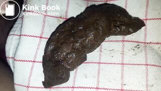 Je décharge mon rectum, je joue avec mon caca pour faire éjaculer mon zizi parfumé