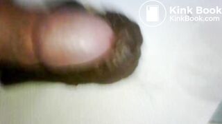 Un bon gros caca boudin tout brun, chaud et odorant, je me fais éjaculer dessus