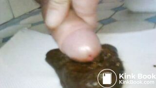 Un bon gros caca boudin tout brun, chaud et odorant, je me fais éjaculer dessus