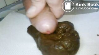 Un bon gros caca boudin tout brun, chaud et odorant, je me fais éjaculer dessus