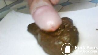Un bon gros caca boudin tout brun, chaud et odorant, je me fais éjaculer dessus