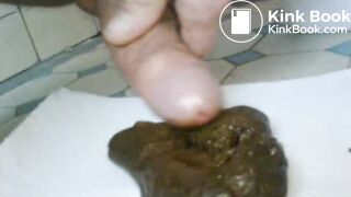 Un bon gros caca boudin tout brun, chaud et odorant, je me fais éjaculer dessus