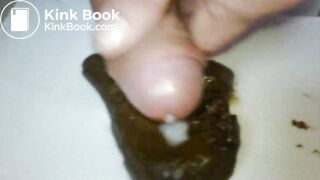 Un bon gros caca boudin tout brun, chaud et odorant, je me fais éjaculer dessus