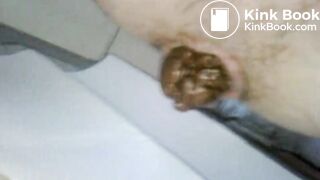 Un bon gros caca boudin tout brun, chaud et odorant, je me fais éjaculer dessus