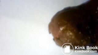 Un bon gros caca boudin tout brun, chaud et odorant, je me fais éjaculer dessus