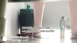 Beautiful women pooping in the toilet 91