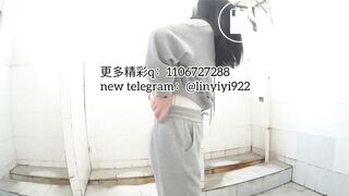 Beautiful women pooping in the toilet 92