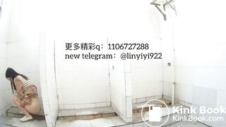 Beautiful women pooping in the toilet 92