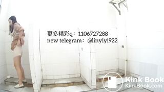 Beautiful women pooping in the toilet 92