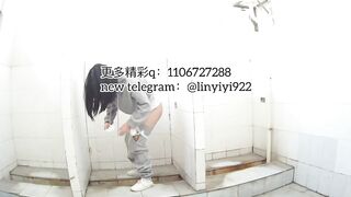 Beautiful women pooping in the toilet 92